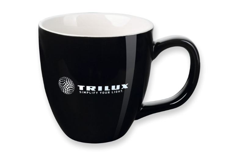 Schwarze Tasse von außen, Innen weiß. Vorderseite weißes TRILUX-Logo