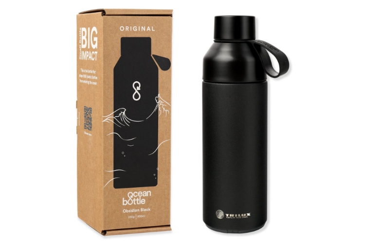 Schwarze Trinkflasche mit weißem TRILUX Logo unten am Fuß in weiß, Handschlaufe, Verpackung in braun