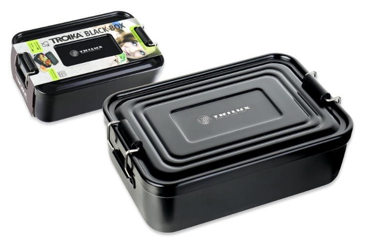 Schwarze Lunchbox geschlossen, einmal mit bunter Banderole, einmal ohne, weißes TRILUX Logo mittig auf Deckel,