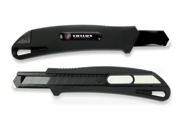 Cuttermesser von oben und unten, schwarz, Buntes TRILUX Logo mittig auf einer Seiter