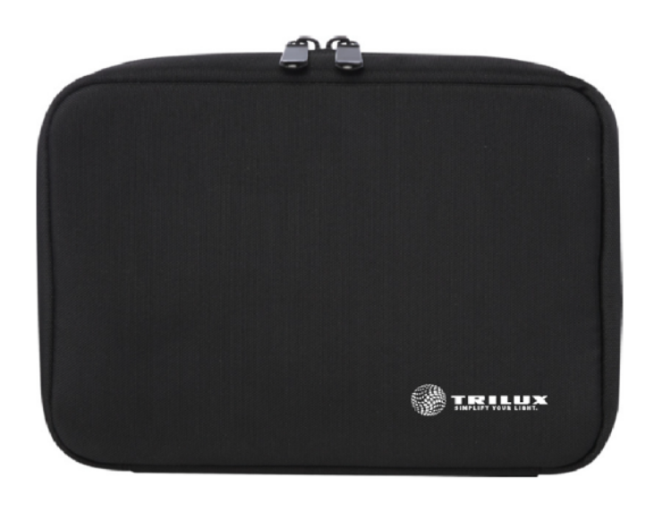 Laptoptasche schwarz mit weißem TRILUX Logo unterhalb rechts, schwarzer Reißverschluss