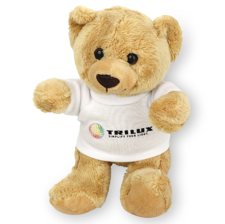 Plüschbär hellbraun mit schwarzer Nase und Augen, Weißes T-Shirt mit buntem TRILUX Logo mittig