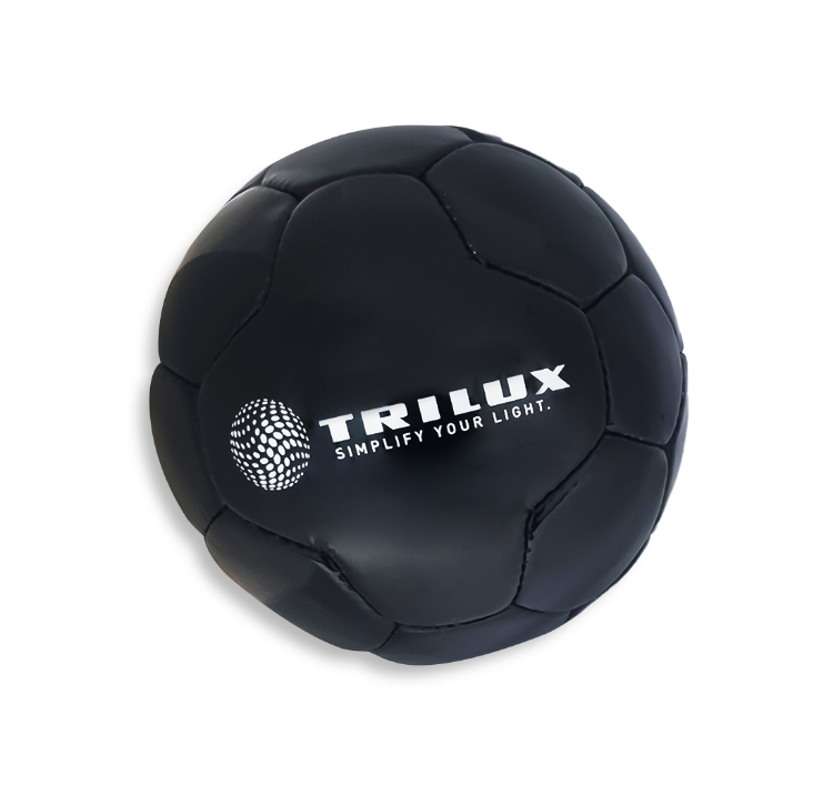 Schwarzer Fußball, weißes TRILUX Logo mittig