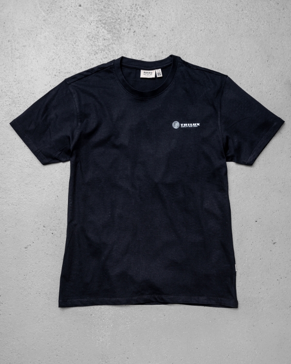 Schwarzes T-Shirt, mit weißem TRILUX Logo auf der Linken Brust