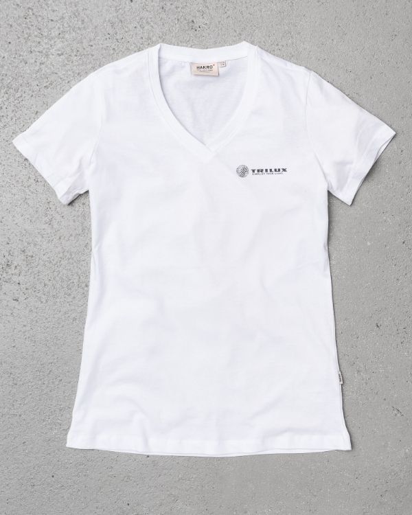 Weißes T-Shirt mit V-Ausschitt, mit schwarzem TRILUX Logo auf der Linken Brust