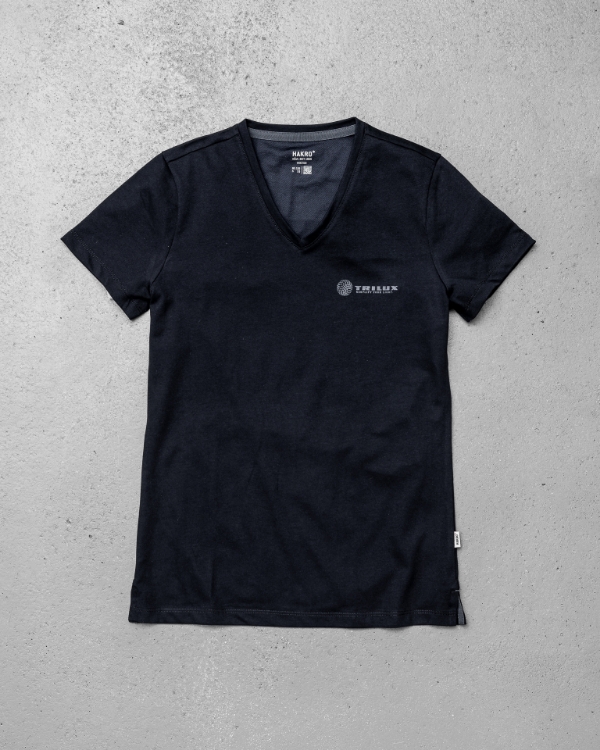 Schwarzes T-Shirt mit V-Ausschnitt, weißes TRILUX Logo auf der linken Brust