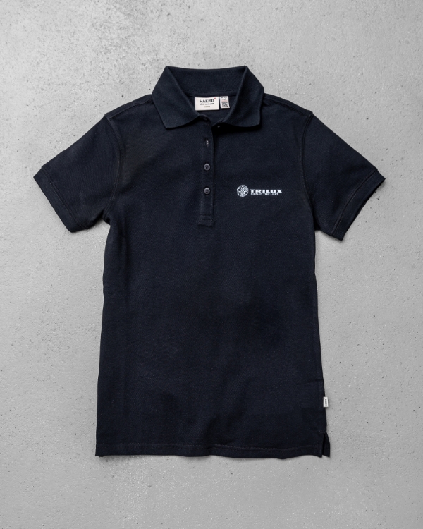 Schwarzes Poloshirt mit drei Knöpfen, weißes TRILUX Logo auf linker Brust