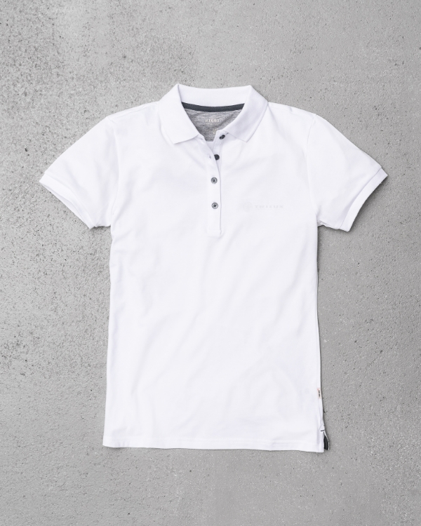 Weißes Poloshirt mit vier schwarzen Knöpfen, weißes TRILUX Logo auf der linken Brust