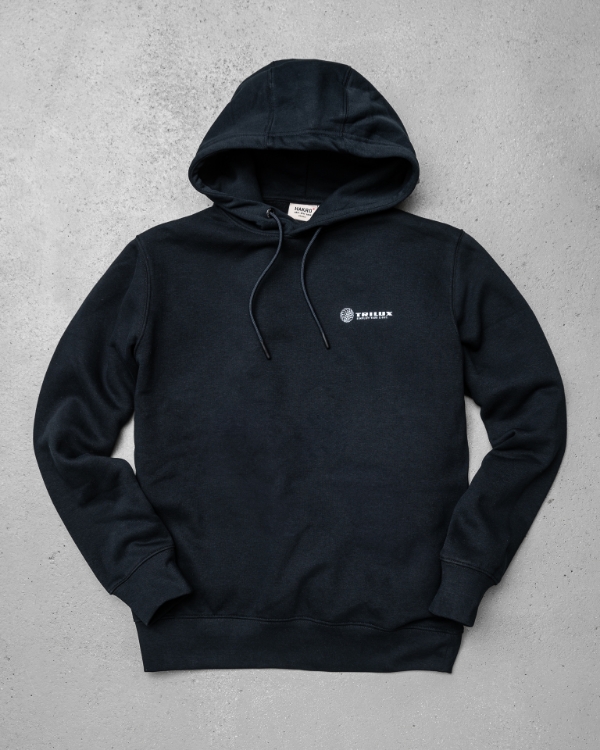 Schwarzes Kapuzensweatshirt mit weißem TRILUX Logo auf der linken Brust