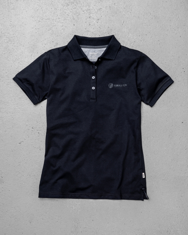 Schwarzes Poloshirt mit drei weißen Knöpfen, weißes TRILUX Logo auf der linken Brust