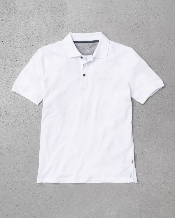 Weißes Poloshirt mit drei schwarzen Knöpfen, weißes TRILUX Logo auf der linken Brust