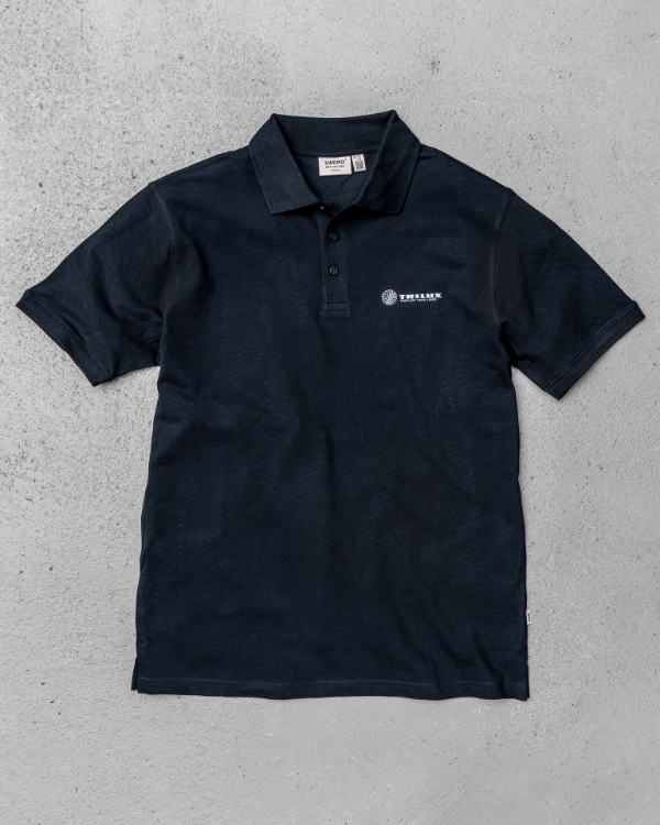 Schwarzes Poloshirt mit drei schwarzen Knöpfen, weißes TRILUX Logo auf linker Brust