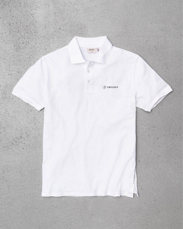 Weißes Poloshirt mit drei weißen Knöpfen, schwarzes TRILUX Logo auf linker Brust