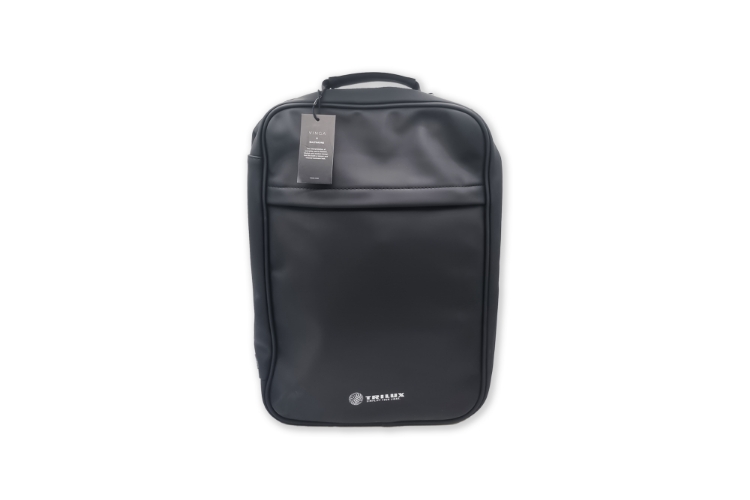 Schwarzer Rucksack, weißes TRILUX Logo klein unten mittig, glatte Oberfläche, schwarze Reißverschlüsse