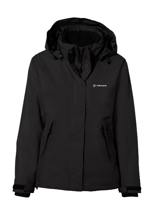 Schwarze Jacke mit Kapuze, weißes TRILUX Logo auf der linken Brust