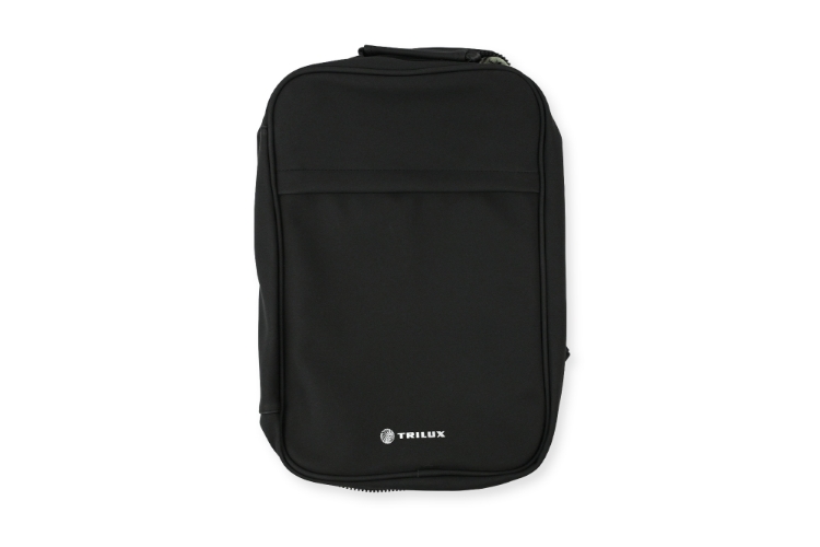 Schwarzer Rucksack, weißes TRILUX Logo klein unten mittig, glatte Oberfläche, schwarze Reißverschlüsse